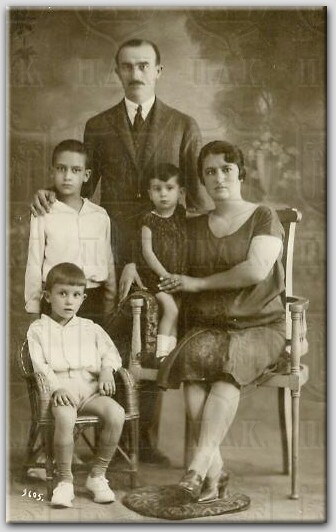 Ιωάννης Ν. Κυριάκου (1888-1971) και Περσεφόνη Κ. Παπανικολάου (1898-1941) με τα παιδιά τους